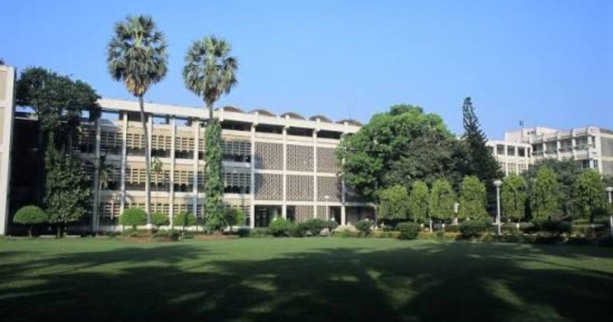 IIT Bombay Main Building Powai — India's top-ranked Indian Institute of Technology and the premier engineering destination in Mumbai. SG Education guides students through JEE Advanced, JEE Main, MHT-CET and direct B.Tech admission to Mumbai's top engineering colleges for 2026.