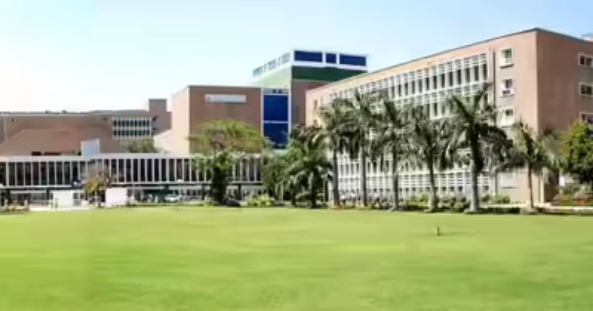 MBBS admission in India 2026 — modern medical college campus. SG Education's senior counsellors guide families through NEET-UG 2026 counselling, NRI quota, management quota and deemed university MBBS options for the 2026-27 academic year.